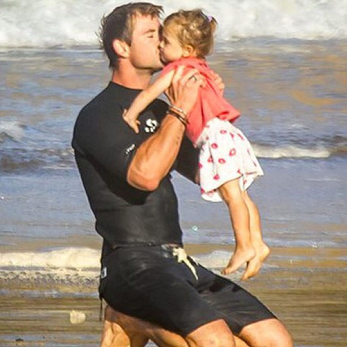 chris hemsworth with his daughter