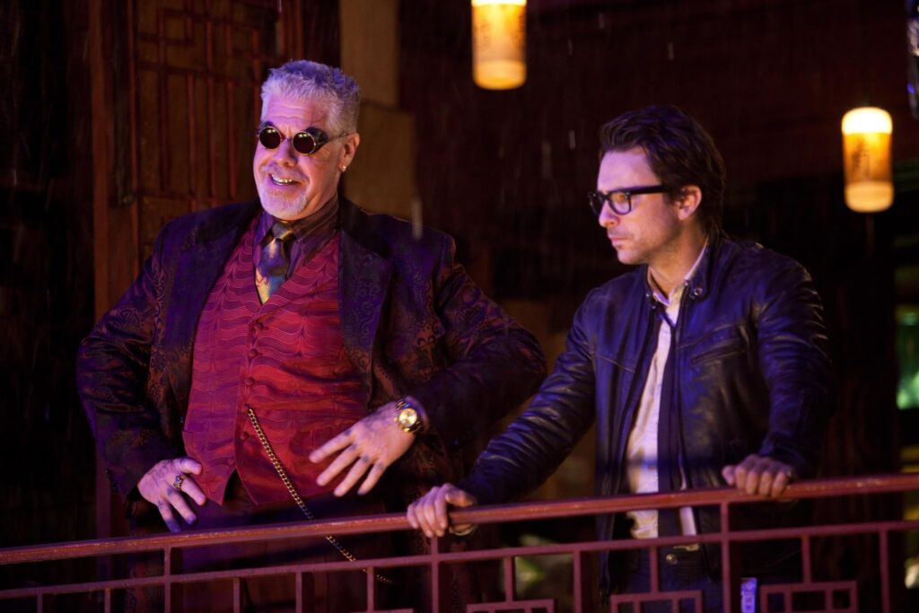 Ron Perlman and Charlie Day in Pacific Rim (2013)