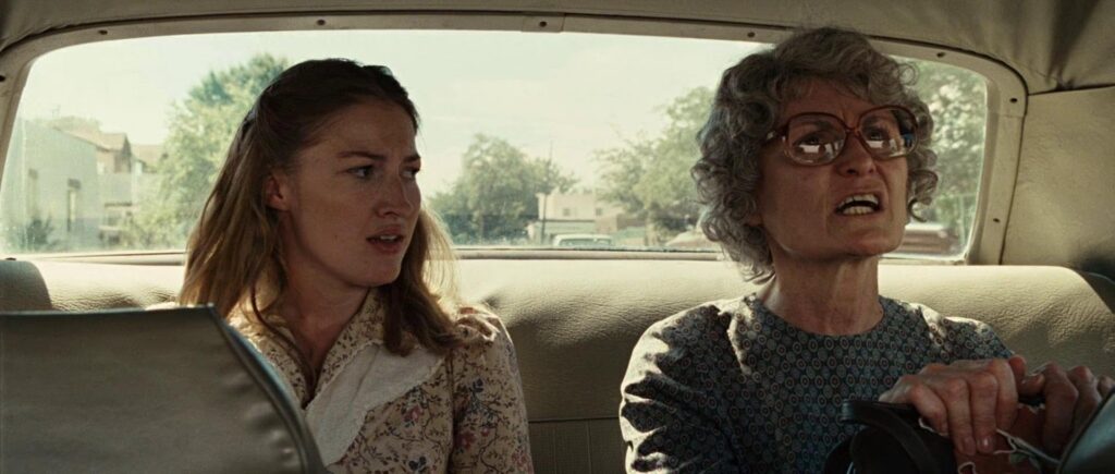 Beth Grant and Kelly Macdonald in No Country for Old Men (2007)
