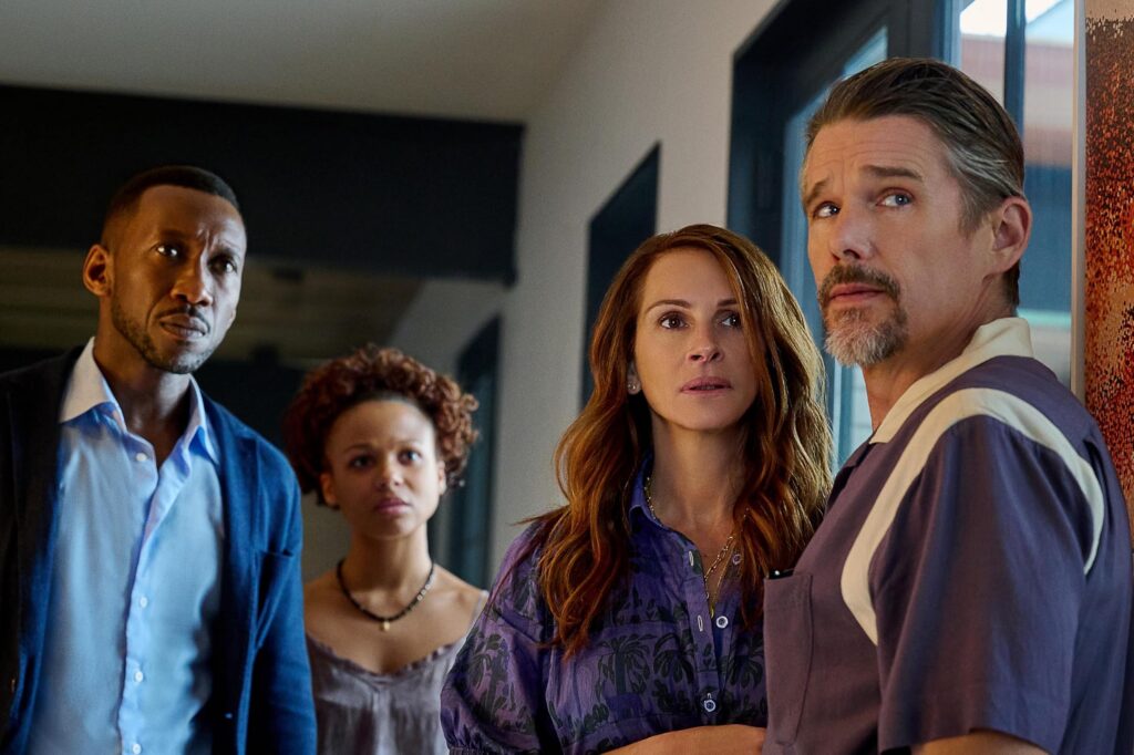 Ethan Hawke, Julia Roberts, Mahershala Ali, and Myha'la in Leave the World Behind (2023)