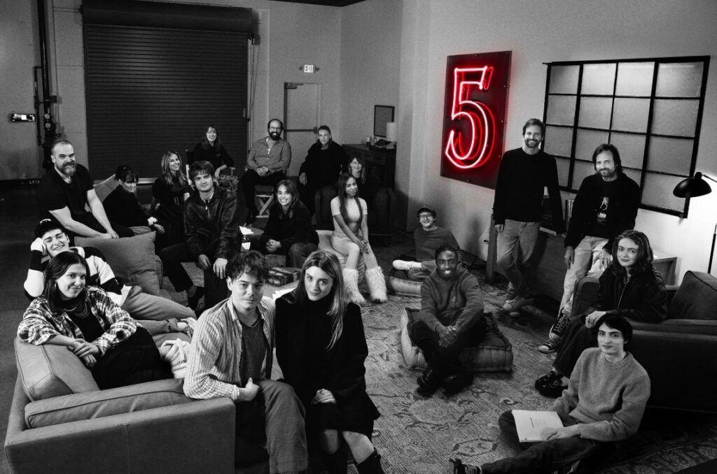Linda Hamilton, Winona Ryder, Cara Buono, David Harbour, Brett Gelman, Maya Hawke, Matt Duffer, Ross Duffer, Jamie Campbell Bower, Natalia Dyer, Caleb McLaughlin, Sadie Sink, Millie Bobby Brown, Finn Wolfhard, Charlie Heaton, Joe Keery, Amybeth McNulty, Noah Schnapp, Gaten Matarazzo, and Priah Ferguson in Stranger Things (2016)