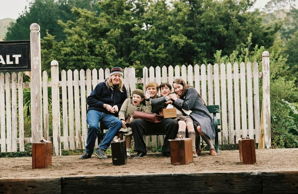 Andrew Adamson, William Moseley, Anna Popplewell, Skandar Keynes, and Georgie Henley in The Chronicles of Narnia: The Lion, the Witch and the Wardrobe (2005)